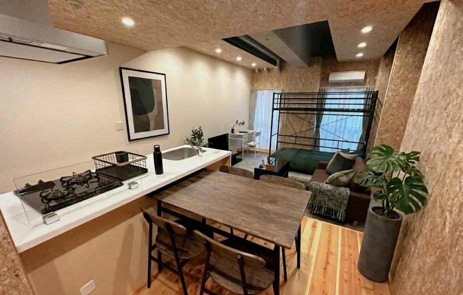 【室内画像】「鞄1つで来ても生活できる」がモットーの岐阜駅前(オーキッドパーク前)ウィークリーマンションです。長期割引可能な岐阜駅前(オーキッドパーク前)マンスリーマンションプランもあります♪※植木と額とクッションなどは写真用です。