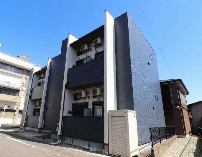 外観　築浅物件！　豊田市駅から徒歩圏内にある　コンビニなど近く生活しやすいエリア！