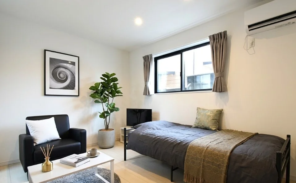 女性に嬉しいカテゴリ　角部屋・オートロック付　のマンスリーマンション！　家具家電も豊富にそろったお部屋！※植木と額とクッションなどの装飾は写真用です。