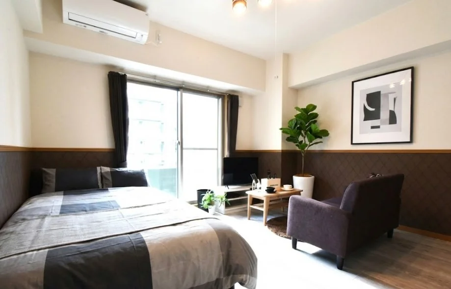 ソファ付きでゆっくりできる空間！ 　明るく日当たりも良好なお部屋♪※植木と額とクッションなどは写真用です。