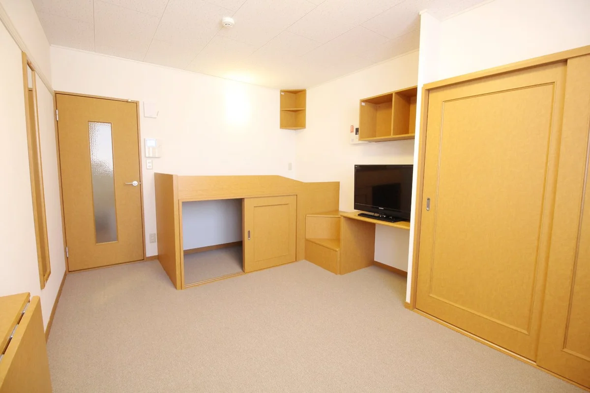 テーブルを折りたたんでスペースを確保する事も可能♪