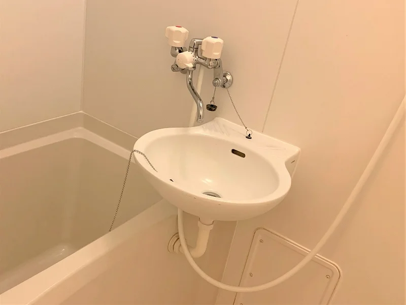 お風呂に洗面台あり。