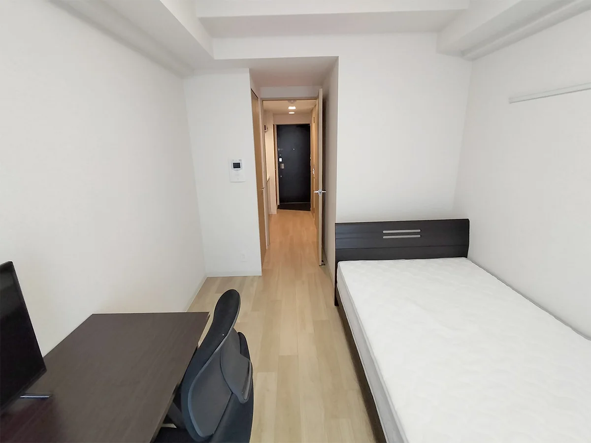 写真はお部屋のイメージです。ラグなどの室内装飾はございません。