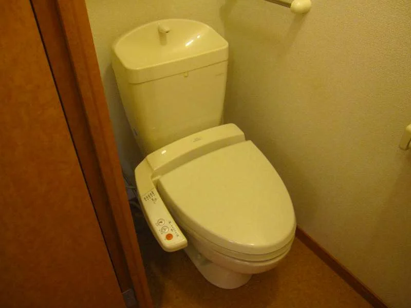 温水洗浄便座付いてます。