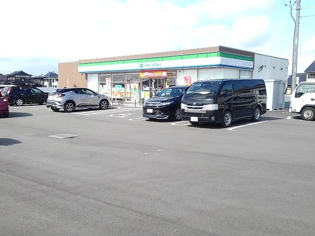 ファミリーマートまで520m