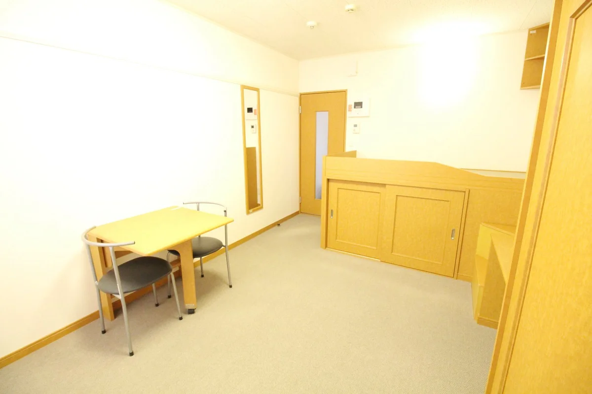 ベッドやテーブルが備え付けで単身者には便利です♪