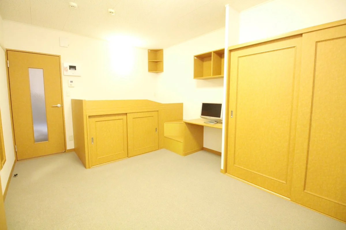 テーブルを折りたためばお部屋も広く使えます♪