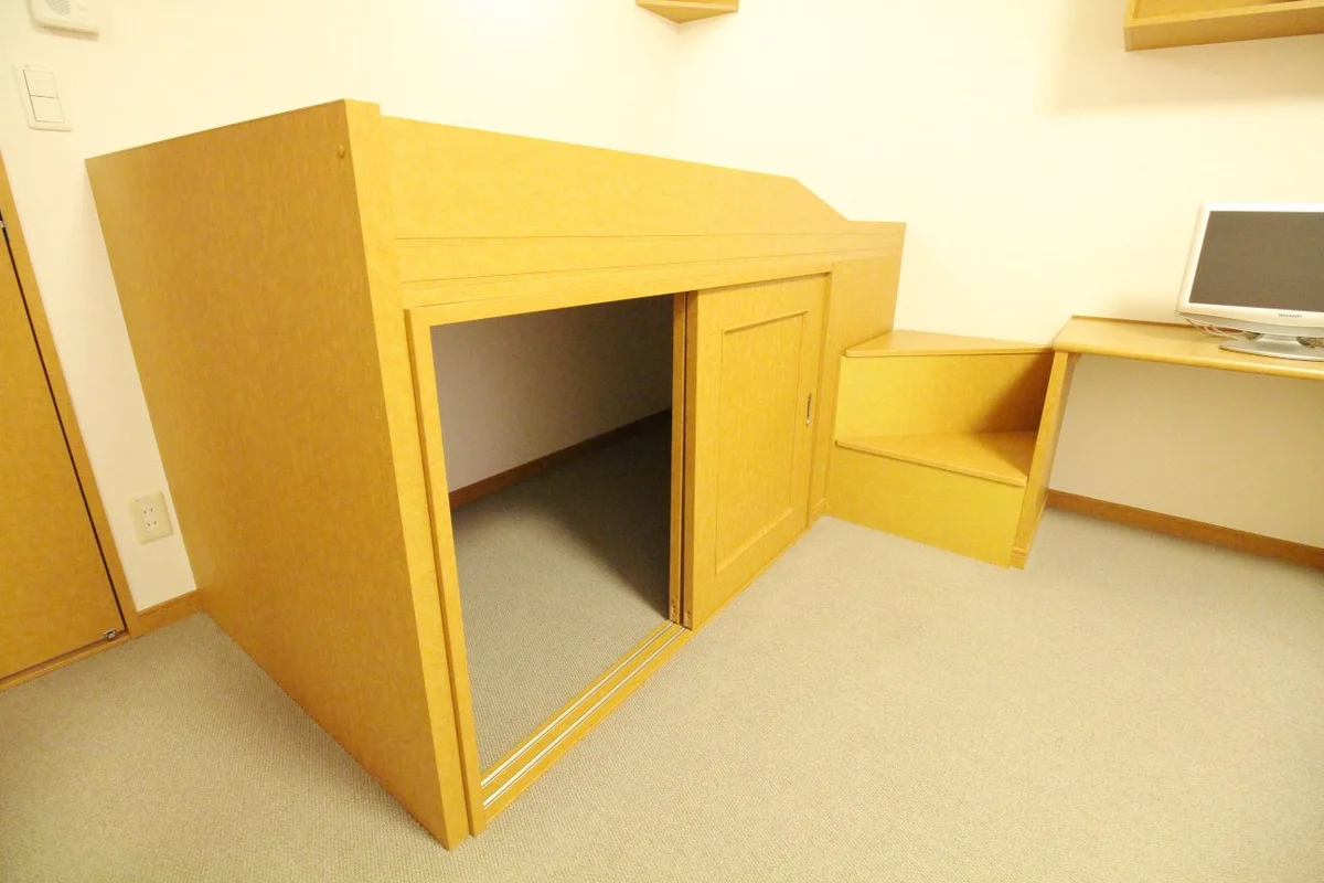 ベッドの下は大型収納スペース☆