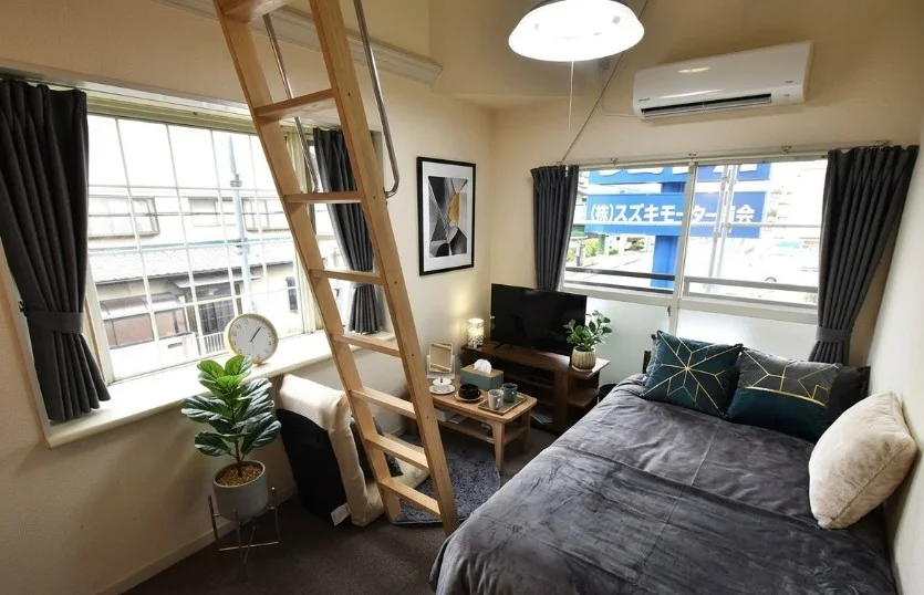 豊橋市内にある格安の家具家電付部屋！　座椅子付きでテレビを見ながらくつろげる　コスト削減も可能なマンスリーマンション！※植木と額とクッションなどの装飾は写真用です。