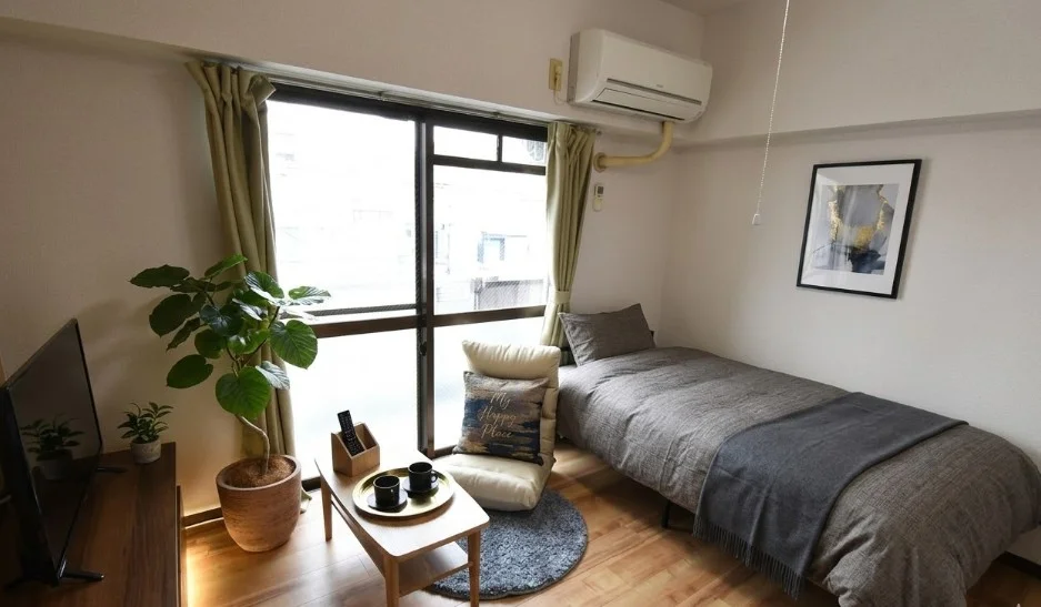 デザインクロスを適用した 温かさを感じる色合いに 開口部にはカーテンをテレビや空気清浄機・掃除に等長期宿泊に適した家電が揃っている!※植木と額とクッションなどの装飾は写真用です。