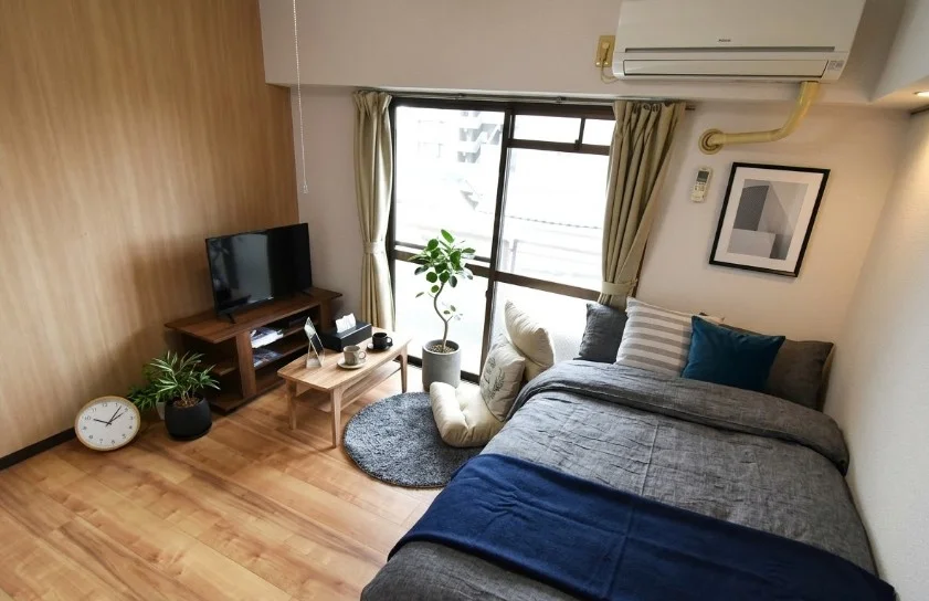 座椅子、ローテーブル付きで　座って　お仕事や勉強も可能！※植木と額とクッションなどの装飾は写真用です。