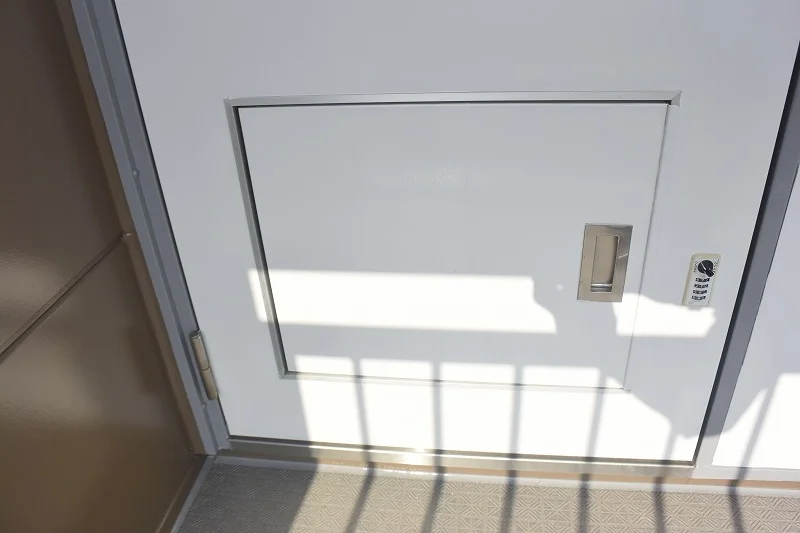 玄関には宅配ボックスあり。