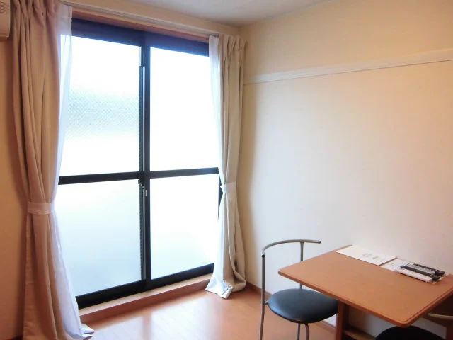 椅子テーブルあり