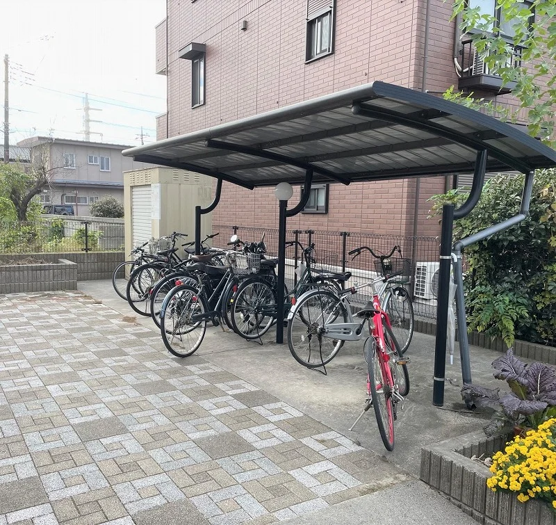 屋根付き駐輪場完備
