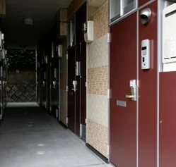 共用部分は清掃業者が清掃しております。