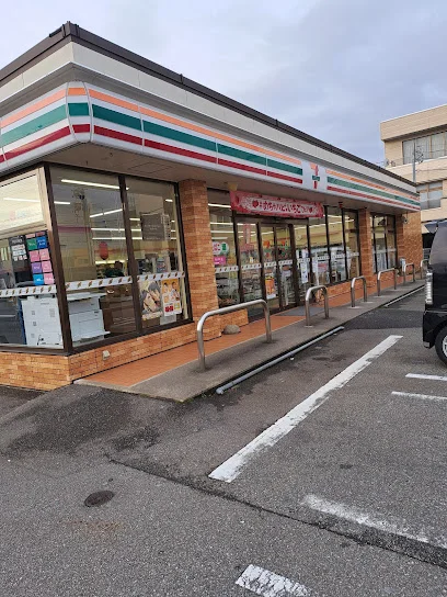 セブン-イレブン 高岡駅南４丁目店まで徒歩12分
