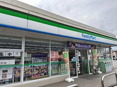 ファミリーマート 高岡清水町店まで徒歩2分