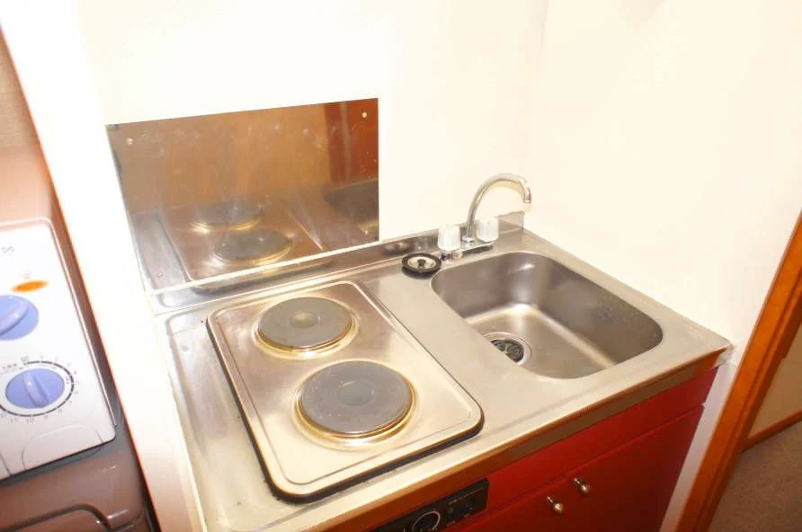 部屋によりコンロの形状が異なる場合がございます（現況優先）