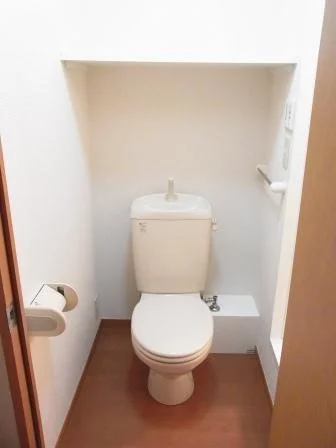 トイレの上には収納棚付き
