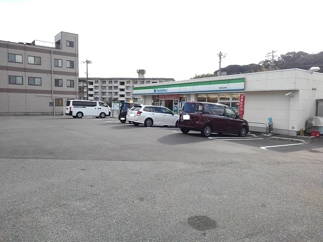ファミリーマートまで660m