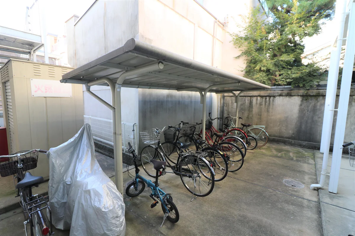屋根付き駐輪場を完備（無料）※原動機付自転車までなら可
