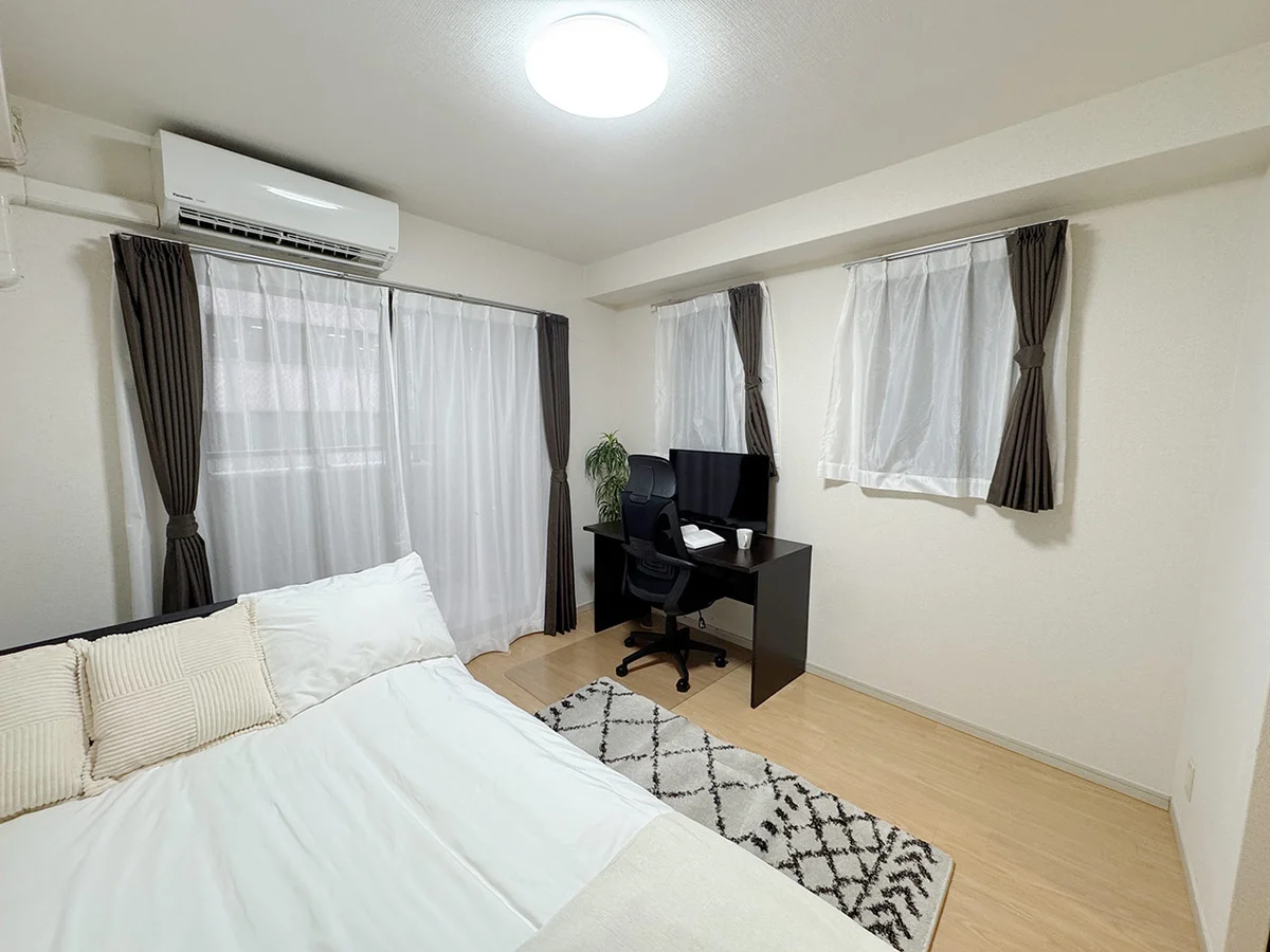 写真はお部屋のイメージです。ラグなどの室内装飾はございません。