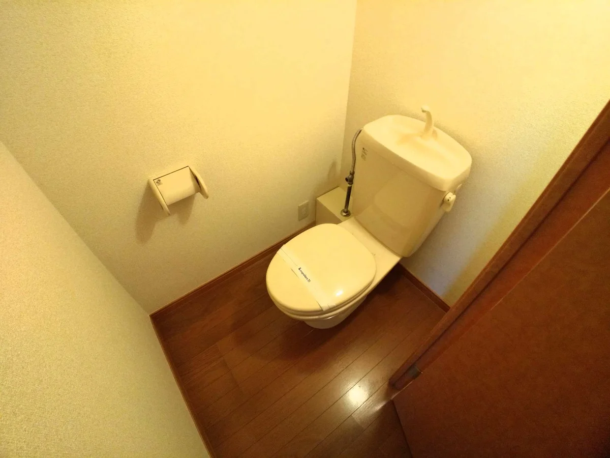 明るく清潔感のあるトイレ