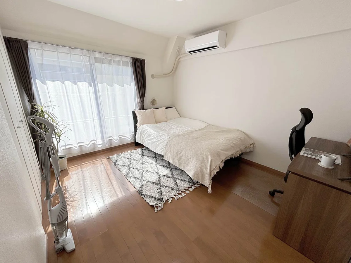 写真はお部屋のイメージです。ラグなどの室内装飾はございません。