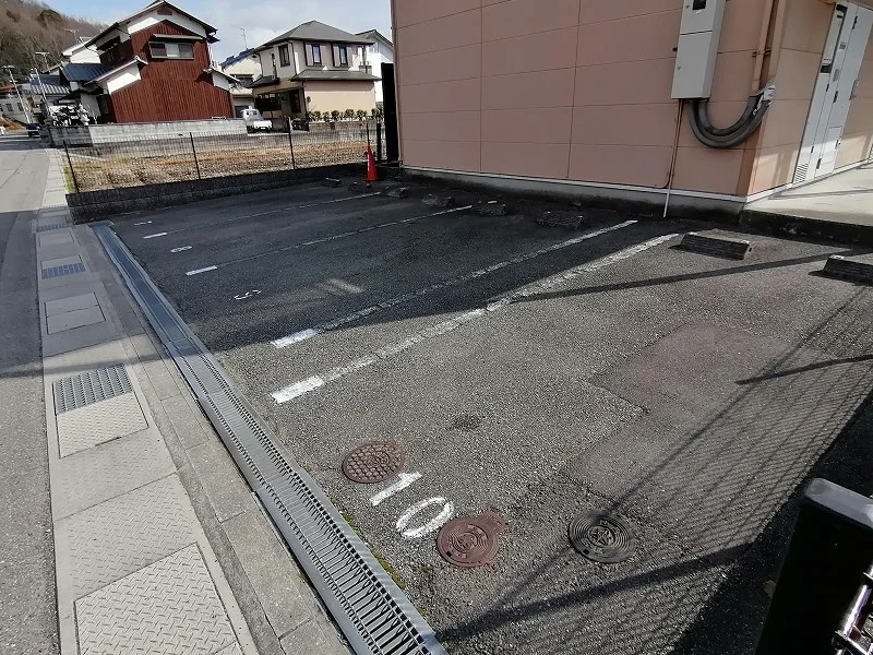 建物の北側と南側にあります。