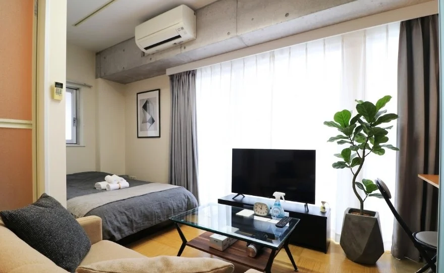 【室内画像】香川県高松市ウィークリーマンションのお部屋です♪お部屋のクロスがとてもオシャレです(^^♪研修などのご利用にも最適です★ソファ付きでゆったりとした空間で開口部も広く開放的！