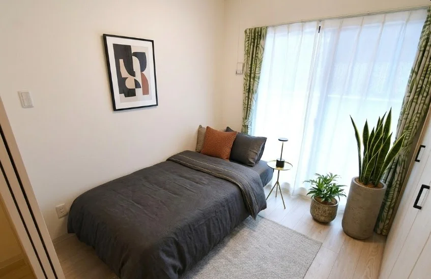 リネン類も豊富にご用意がございます。　角部屋で明るい室内が魅力！※植木と額とクッションなどの装飾は写真用です。