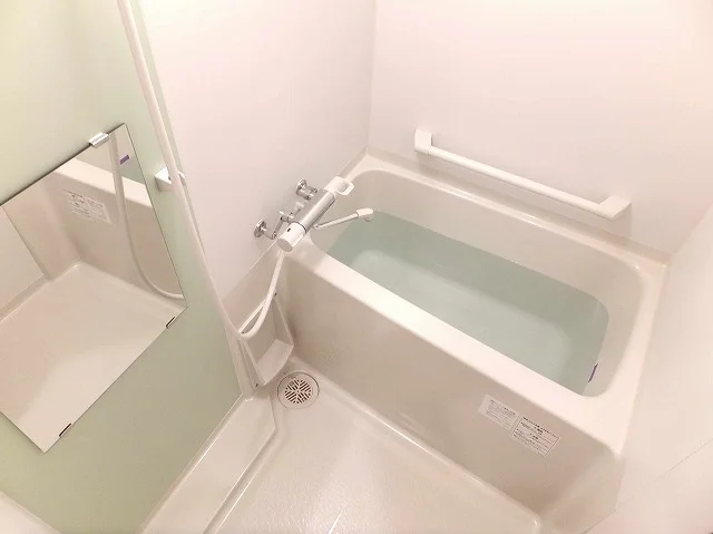 浴室乾燥機付　カラーパネル採用で明るいバスルーム