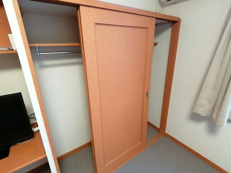 クローゼット、収納棚、ベッド下収納あり。