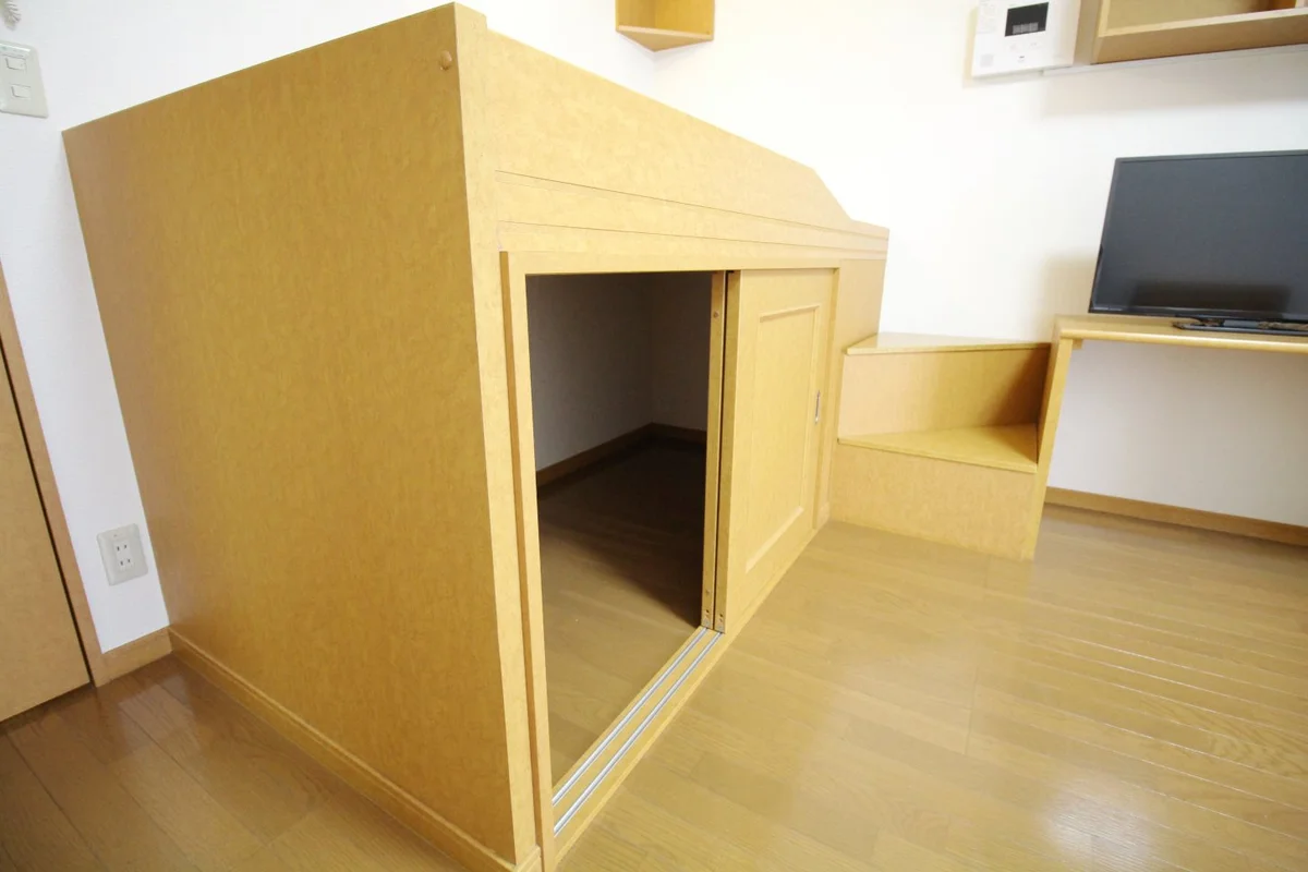 収納はクローゼットに加えて、ベッドの下にも！？