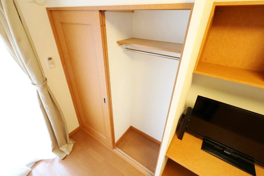 クローゼットは収納棚も付いて便利です。