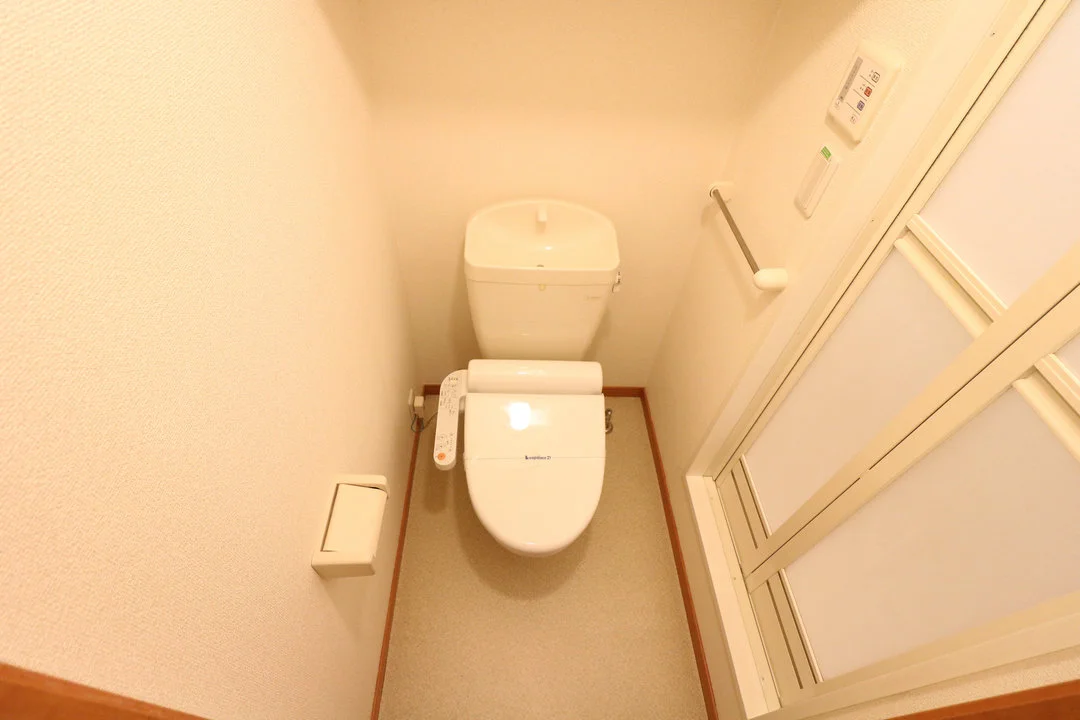 温水洗浄便座も付いて快適です。