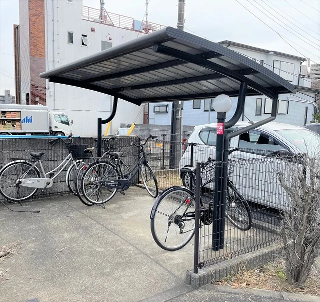 屋根付き駐輪場完備