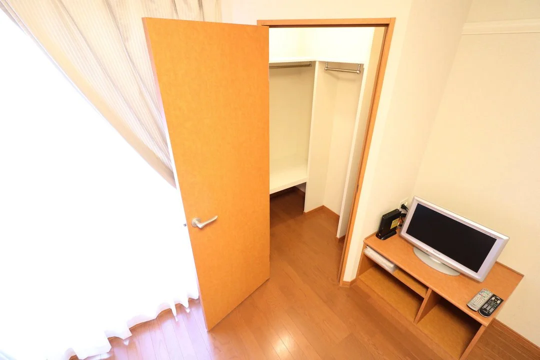 大型ウォークインクローゼットを完備しております。