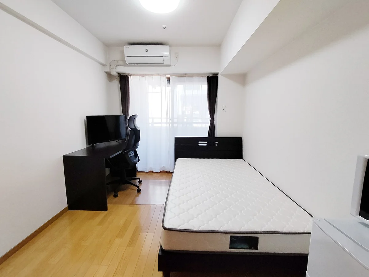 写真はお部屋のイメージです。ラグなどの室内装飾はございません。