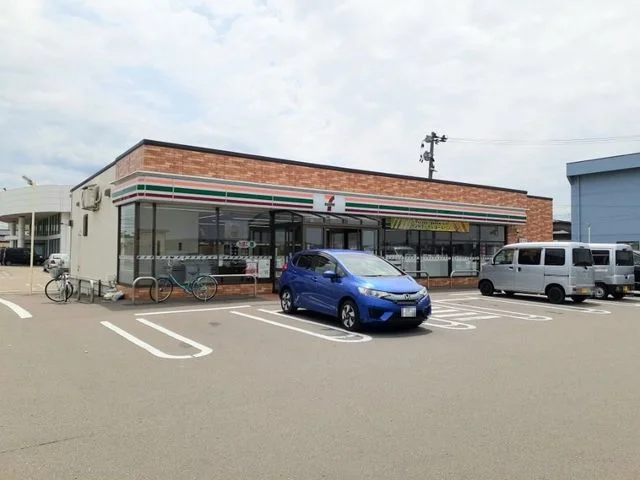 セブンイレブン仁井田本町店まで673m