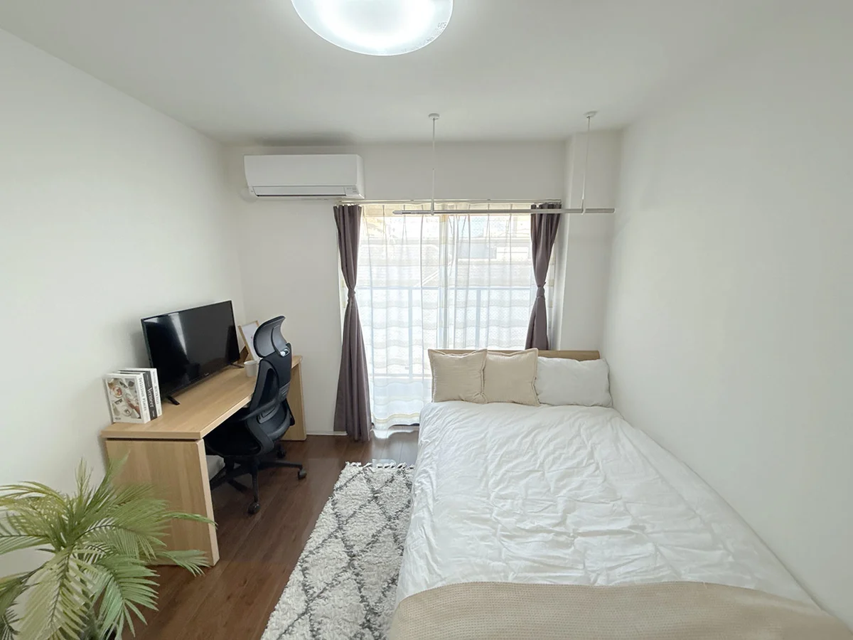 写真はお部屋のイメージです。ラグなどの室内装飾はございません。