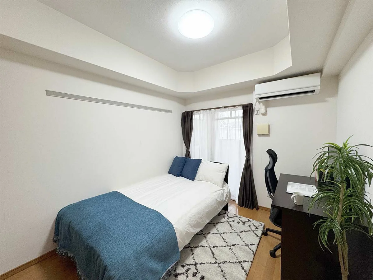 写真はお部屋のイメージです。ラグなどの室内装飾はございません。