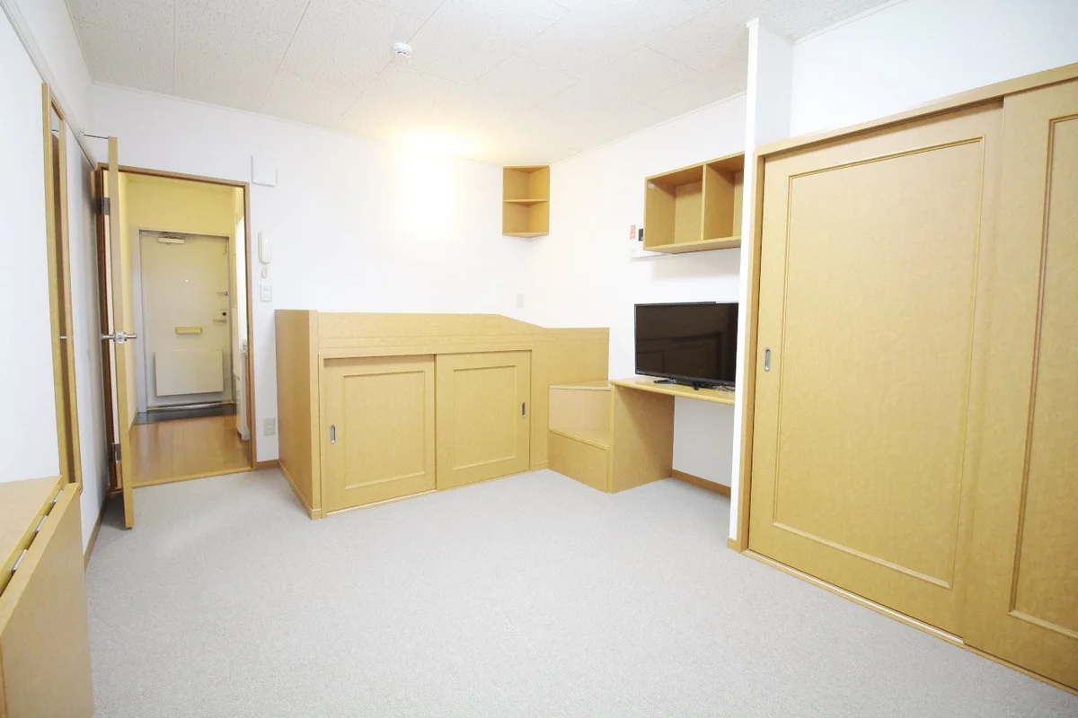 備え付けのテーブルは折りたたむことも可能です♪