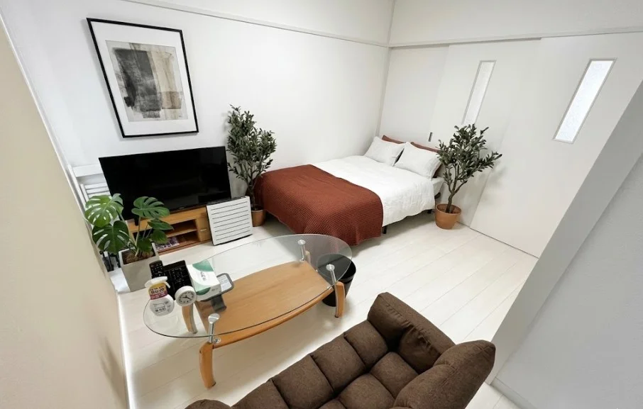 【室内画像】「鞄1つで来ても生活できる」がモットーの島根松江（大輪町）ウィークリーマンションです。長期割引可能な島根松江（大輪町）マンスリーマンションプランもあります♪※植木と額とクッションなどは写真用です。