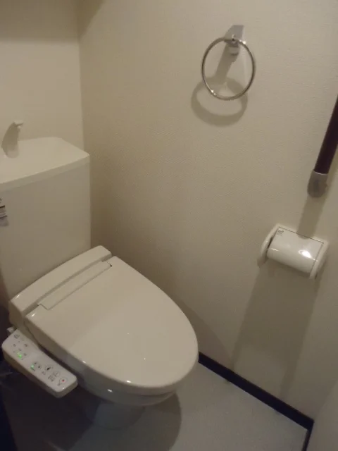 温水洗浄便座つきトイレです。