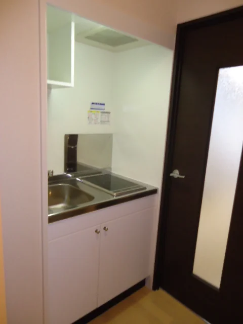 ラジエントヒーターのコンロです。火が出ないので安全です。