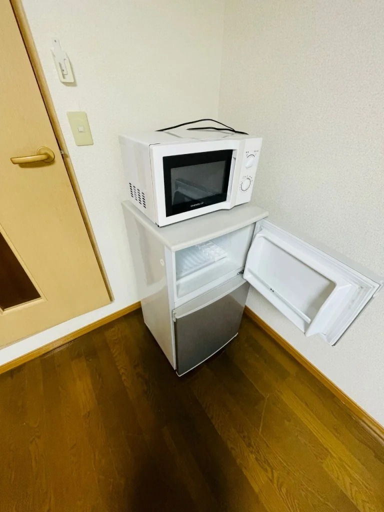 冷蔵庫、電子レンジは部屋によりメーカーが異なります
