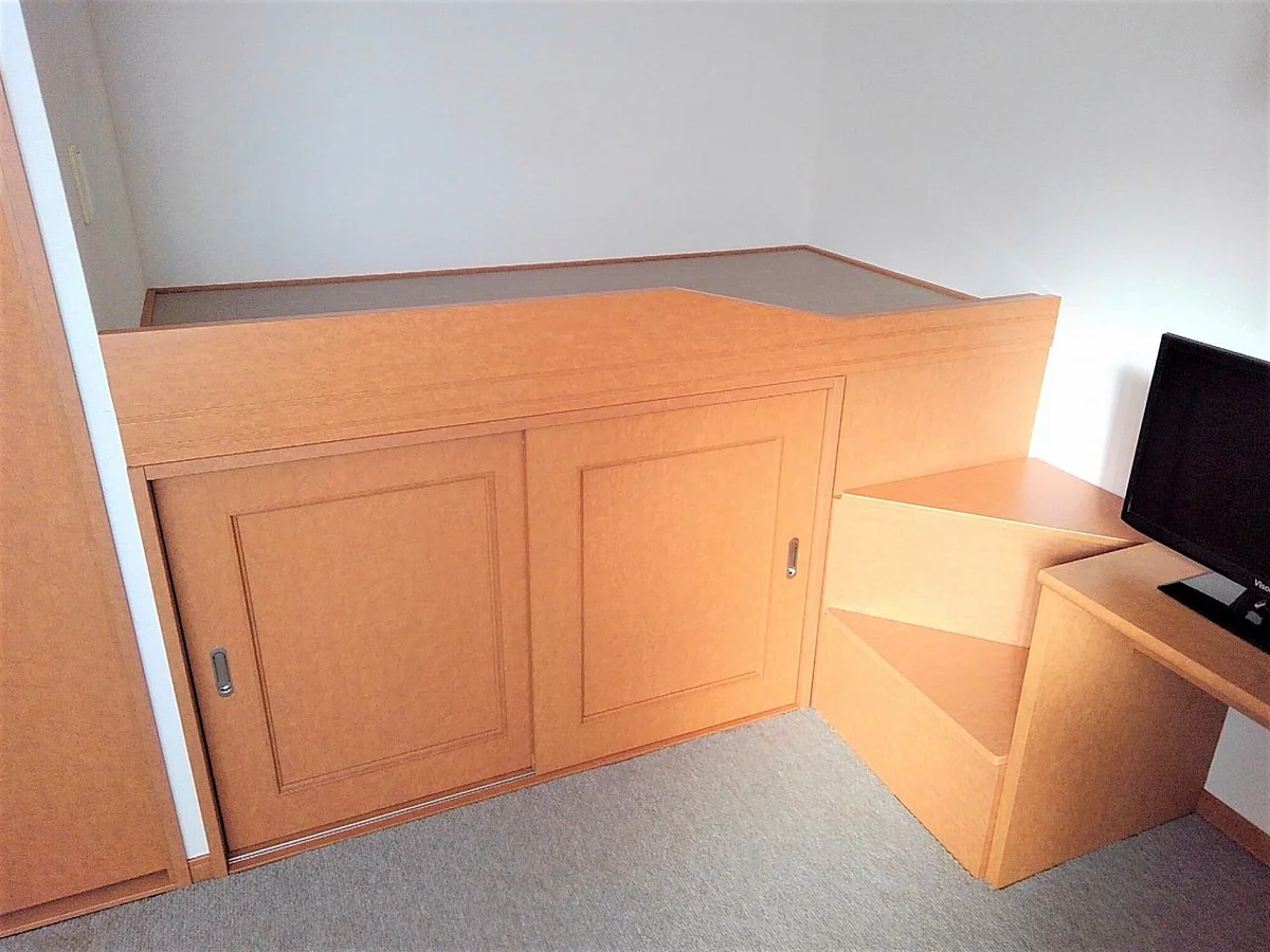 ハイベッド。内部には収納スペースがあります！