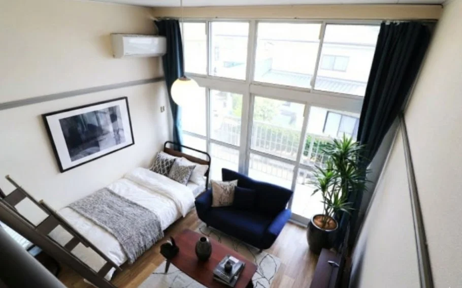 Kマンスリー群馬高崎駅前(高関)105★家具家電の他、アメニティを豊富に揃えておりますのでカバン1つでご利用可能です※植木と額とクッションなどの装飾は写真用です。