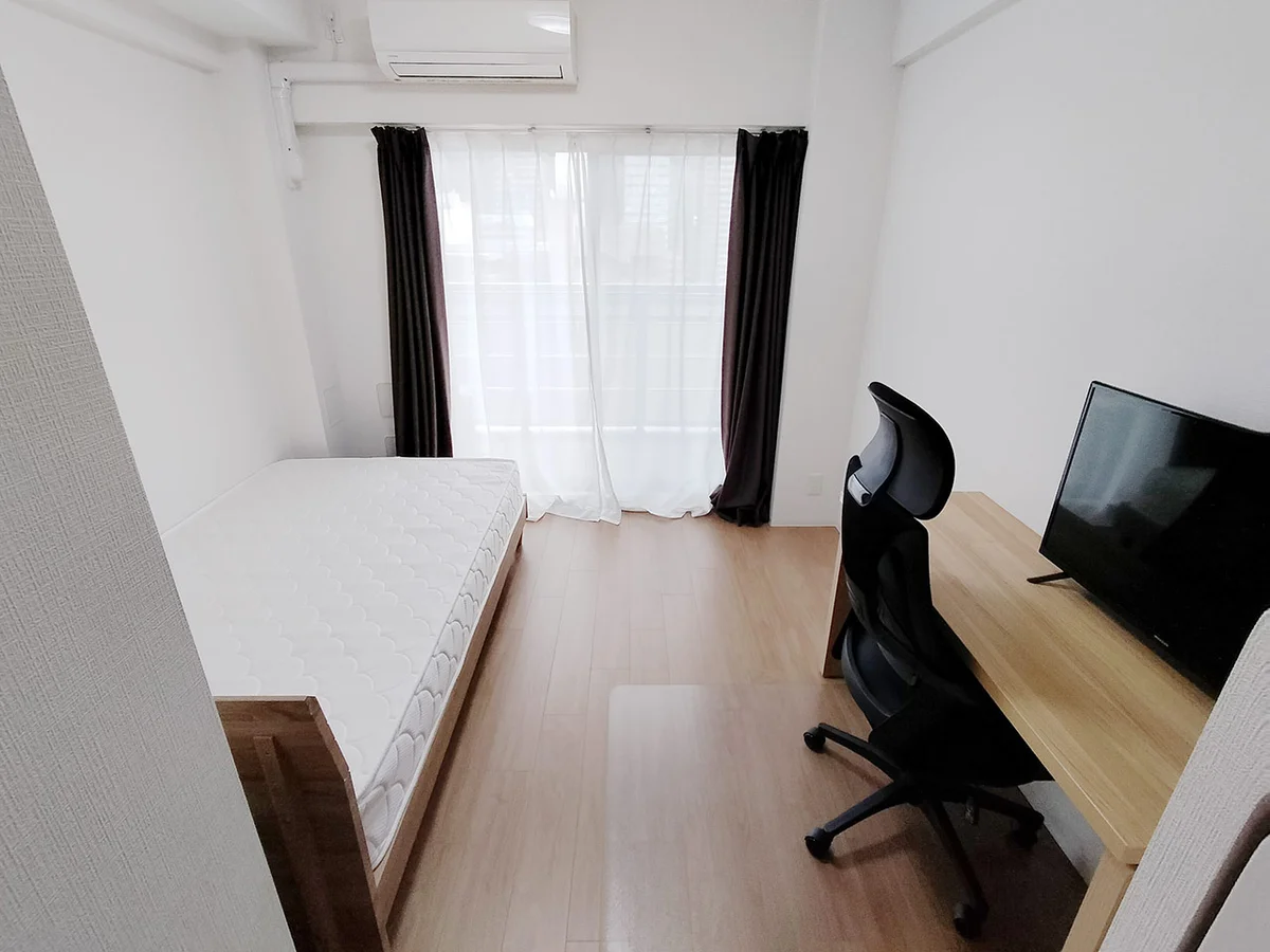 写真はお部屋のイメージです。ラグなどの室内装飾はございません。